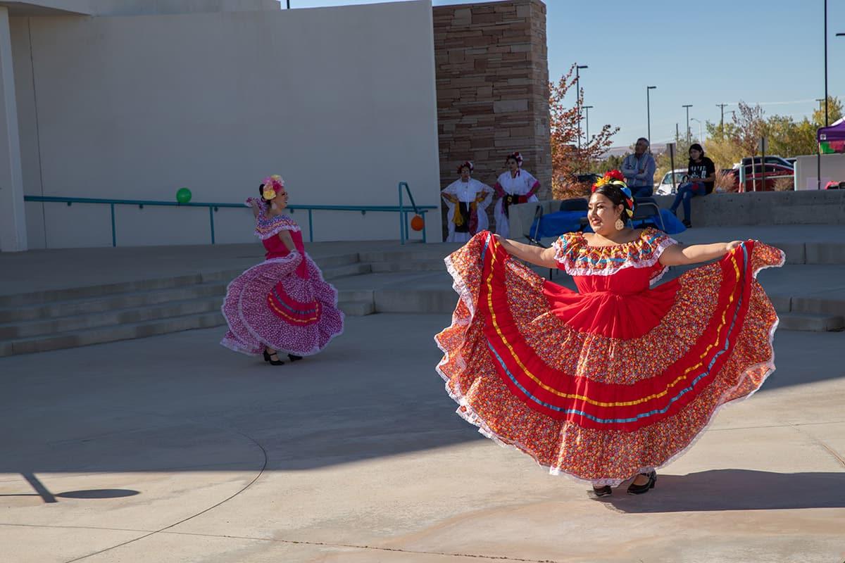 Los bailarines realizan danzas folclóricas tradicionales mexicanas en el evento Fiesta at Sunset en la plaza Learning Commons de San Juan College.